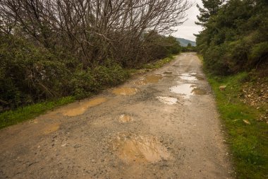 Bahar yollar Evbia, şiddetli yağmur sonra
