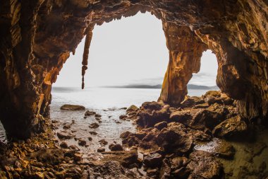 Kaya oluşumları Loutra Edipsou sahilde