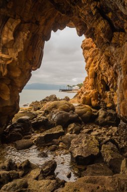 Kaya oluşumları Loutra Edipsou sahilde