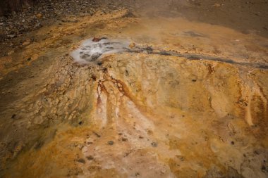 Loutra Edipsou plajında kaplıcaları