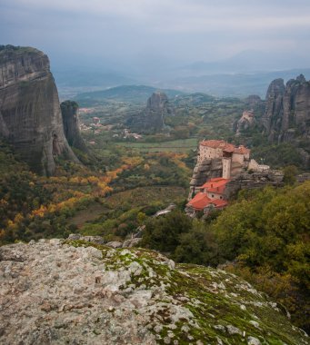 Dağlar ve Meteora manastırları görünümü