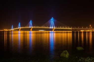 Gece Rio-Antirio Köprüsü