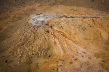 Loutra Edipsou plajında kaplıcaları