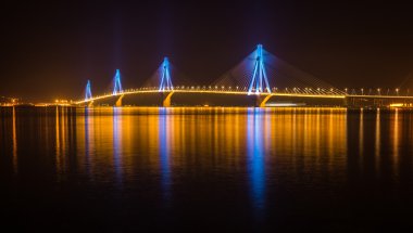 Gece Rio-Antirio Köprüsü