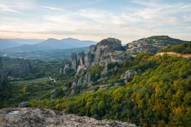 Dağlar ve Meteora manastırları görünümü