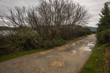 Bahar yollar Evbia, şiddetli yağmur sonra