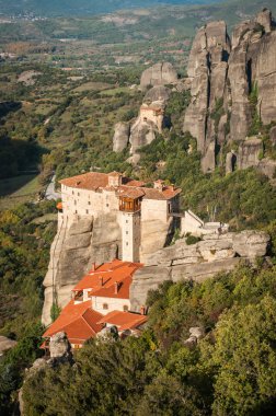 Dağlar ve Meteora manastırları görünümü