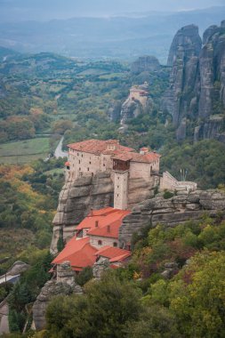 Dağlar ve Meteora manastırları görünümü