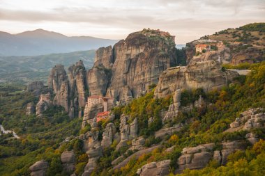 Dağlar ve Meteora manastırları görünümü