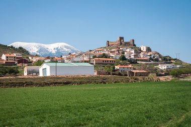Trasmos adlı bir kale kalıntıları ile manzara