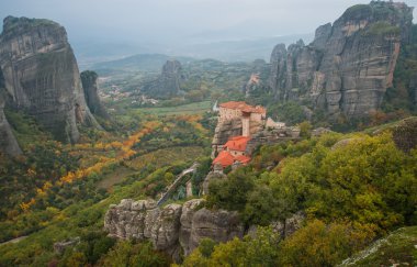Dağlar ve Meteora manastırları görünümü