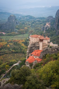 Dağlar ve Meteora manastırları görünümü