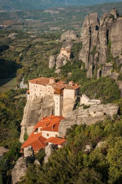 Dağlar ve Meteora manastırları görünümü