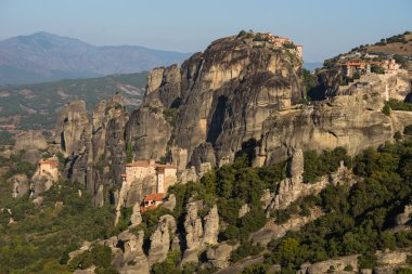 Dağlar ve Meteora manastırları görünümü