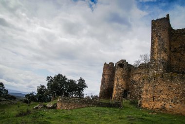 Salvatiera de los Barros adlı bir kale kalıntıları