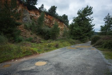 Bahar yollar Evbia, şiddetli yağmur sonra