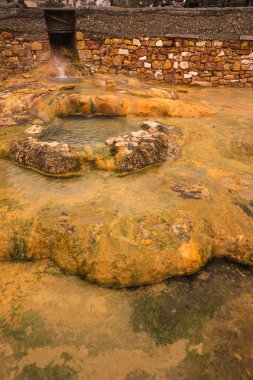 Başlık: Loutra Edipsou plajında termal yaylar