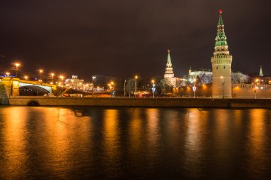 Nehrin karşısındaki Kremlin'in gece görünümü