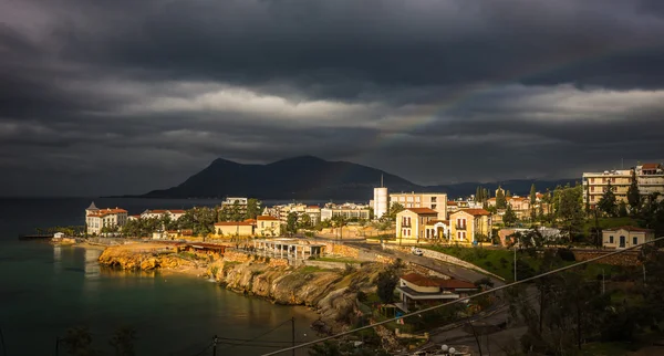 Paesaggio urbano con un arcobaleno a Loutra Edipsou — Foto Stock