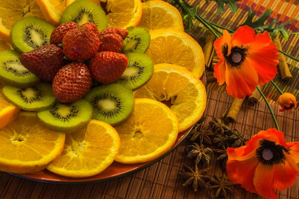 Natureza morta com laranjas e papoilas — Fotografia de Stock