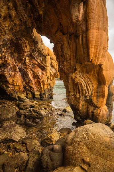 Formacje skalne na plaży w Loutra Edipsou — Zdjęcie stockowe