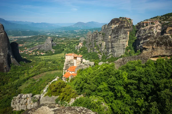 Utsikt över bergen och kloster — Stockfoto