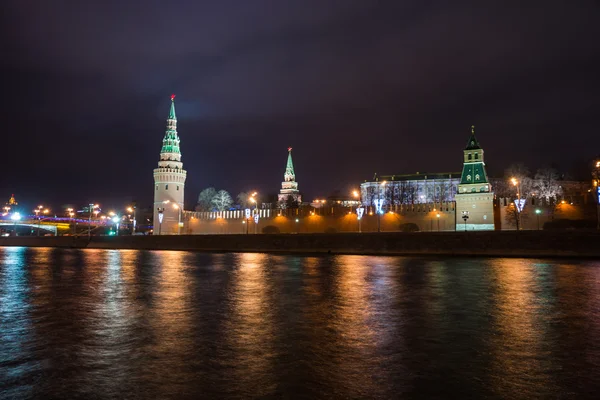 Vista noturna do Kremlin através do rio — Fotografia de Stock