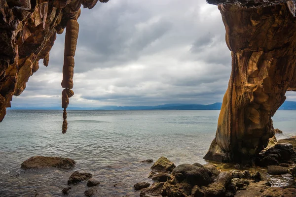 Kaya oluşumları Loutra Edipsou sahilde — Stok fotoğraf