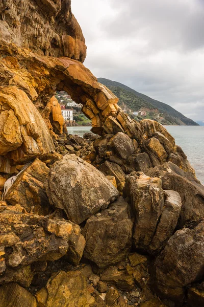 Formações rochosas na praia em Loutra Edipsou — Fotografia de Stock