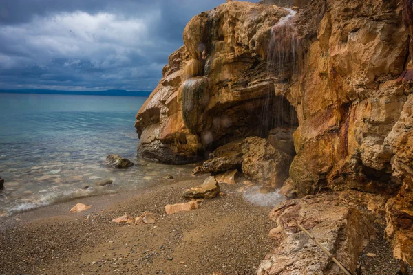 Thermal waterfalls on the beach in Loutro Edipsou — Stock Photo, Image