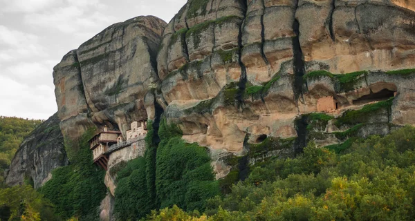 Vista de las montañas y el monasterio de Hipapandi en Meteora — Foto de Stock