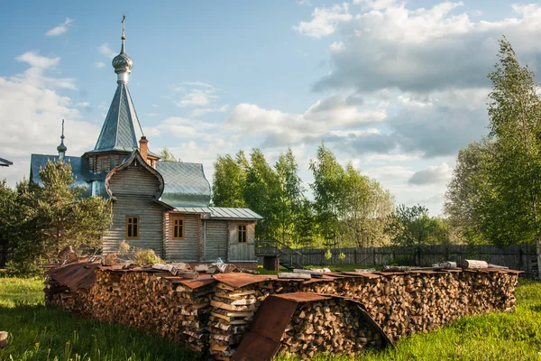 Маленькая деревянная церковь в Сергеево — стоковое фото