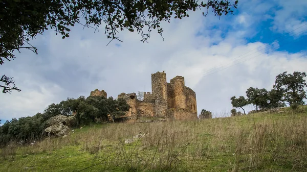 Ruinen einer Burg bei salvatiera de los barros — Stockfoto