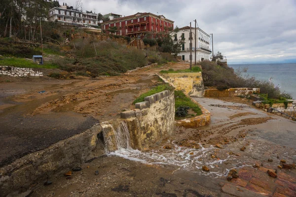 Stroom van thermaal water op Loutra Edipsou — Stockfoto