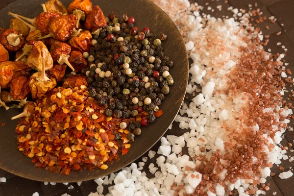 Sal, pimienta y especias en la mesa — Foto de Stock