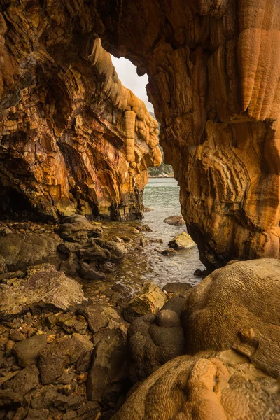 Formazioni rocciose sulla spiaggia di Loutra Edipsou — Foto Stock