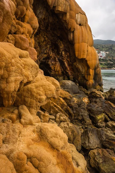 Formaciones rocosas en la playa de Loutra Edipsou — Foto de Stock