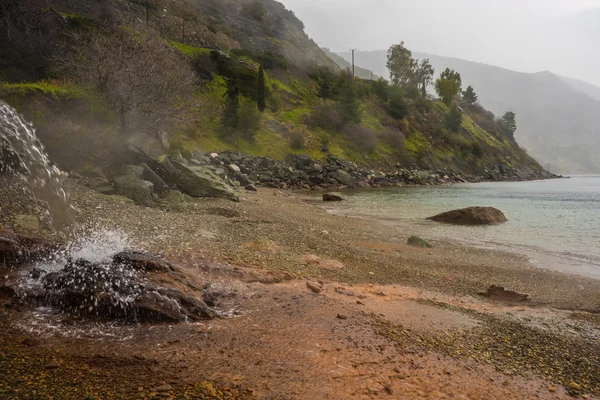 Thermale bronnen op het strand in Kato Illia — Stockfoto