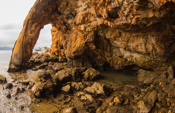 Formacje skalne na plaży w Loutra Edipsou — Zdjęcie stockowe