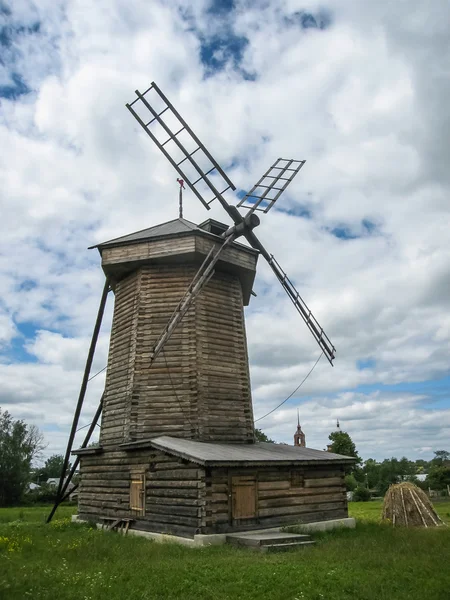 Molino de viento de madera en Suzdal —  Fotos de Stock