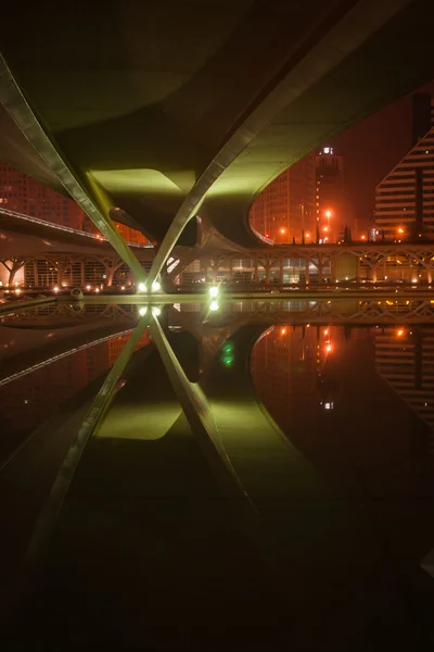 Schön beleuchtete Brücke in der Nacht — Stockfoto