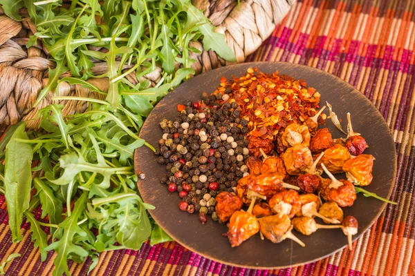 Sal, pimienta y especias en la mesa — Foto de Stock