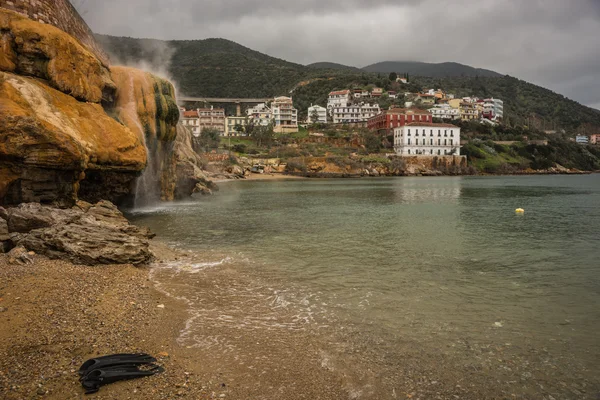 Termiska vattenfall på stranden i Loutro Edipsou — Stockfoto