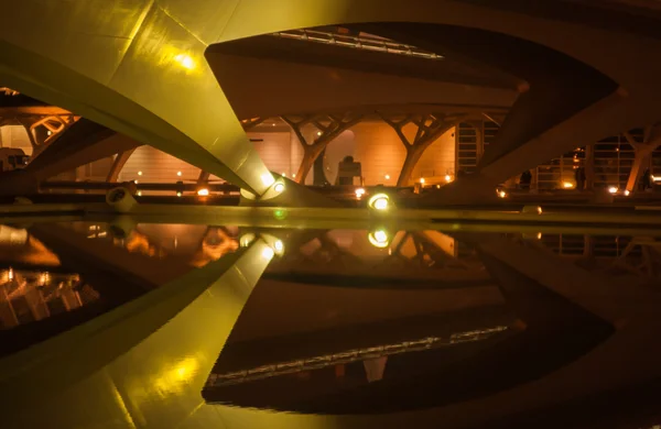 Красиво освещенный мост ночью — стоковое фото