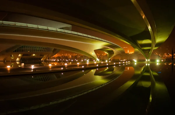 Prachtig verlichte brug bij nacht — Stockfoto