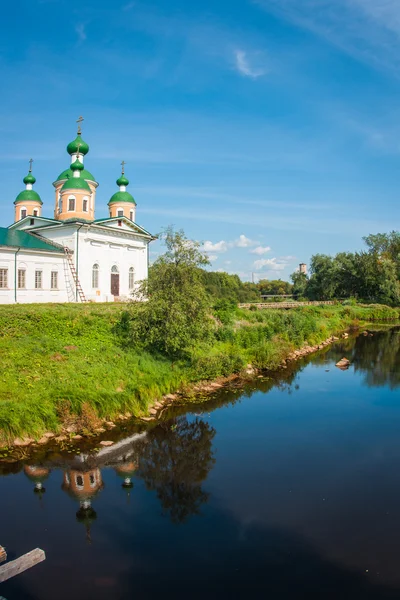 White church on the bank of the river — Stock Photo, Image