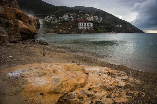 Thermische watervallen op het strand in Loutro Edipsou — Stockfoto