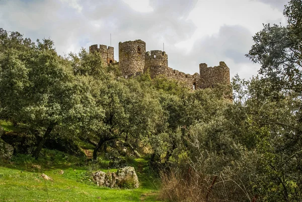 Ruinerna av ett slott på Salvatiera de los Barros — Stockfoto