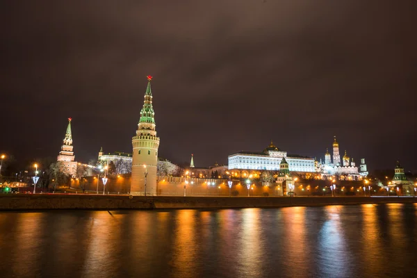 Vista noturna do Kremlin através do rio — Fotografia de Stock