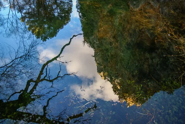 Réflexions dans le lac à Monasterio de Piedra — Photo